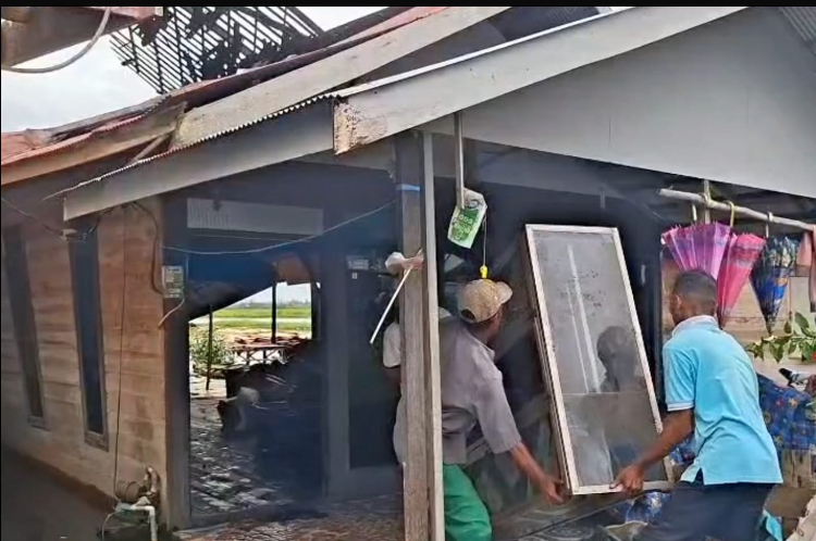 Salah satu rumah warga Martapura Timur yang porak poranda akibat diterpa angin ribut, Selasa (23/12).