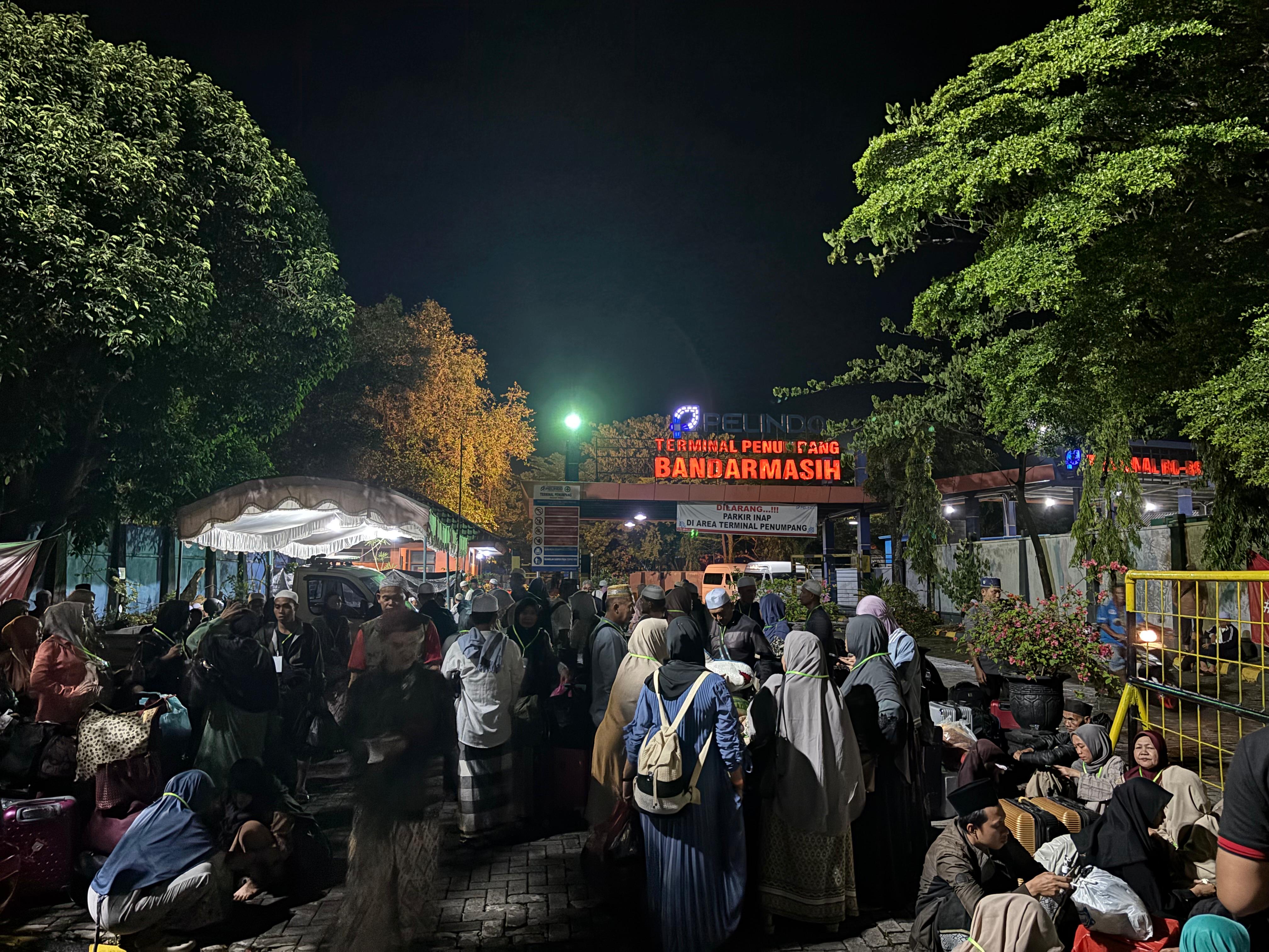 TITIK KUMPUL: Jemaah asal Jambi mulai berangkat ke Martapura usai bersandar di Pelabuhan Trisakti Banjarmasin. Senin (22/12/2025) malam.