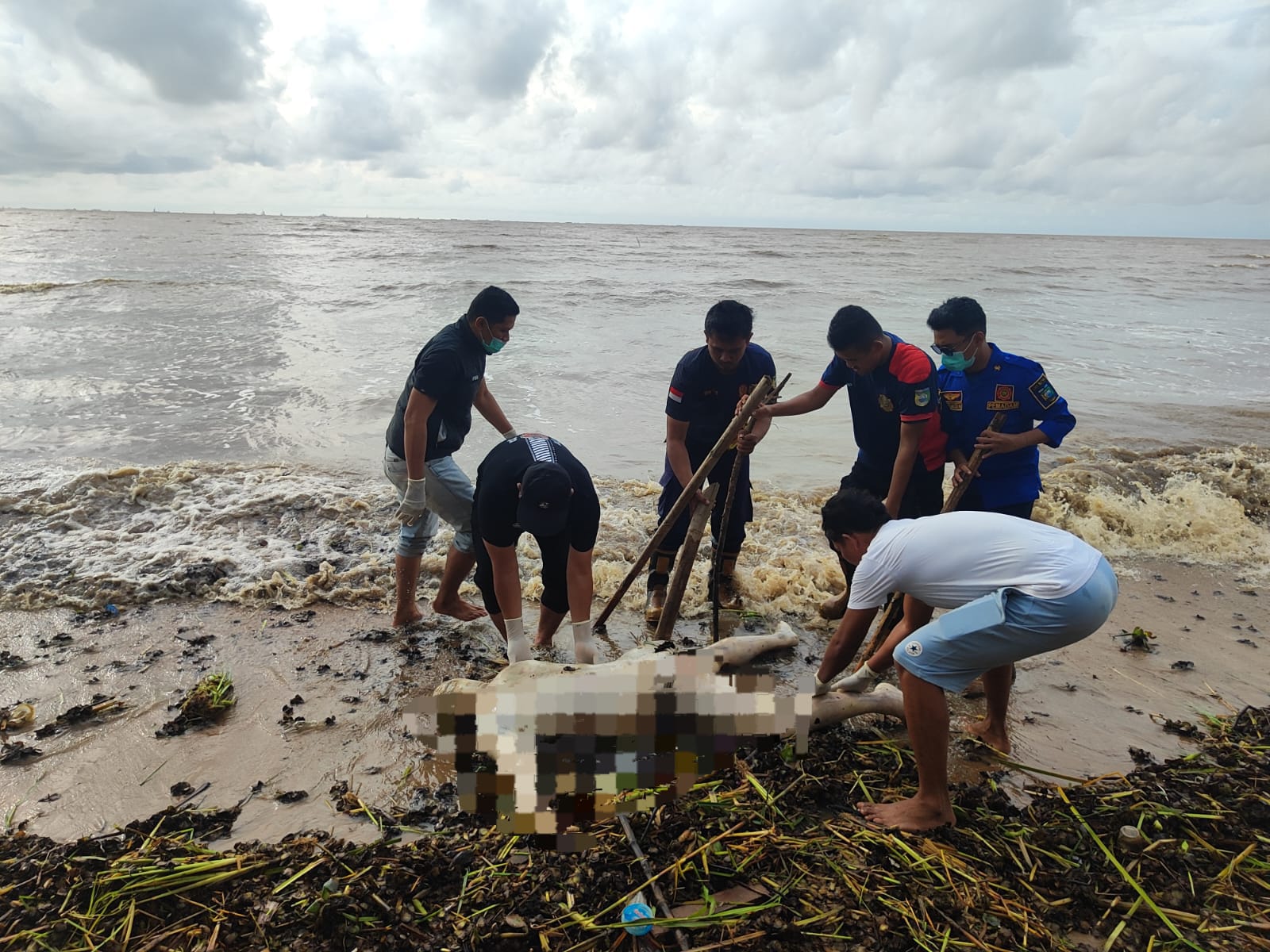 GEGER : Sesosok mayat pria ditemukan di pesisir pantai di Desa Sungai Bakau, Kecamatan Kurau, Senin (22/12) sore.