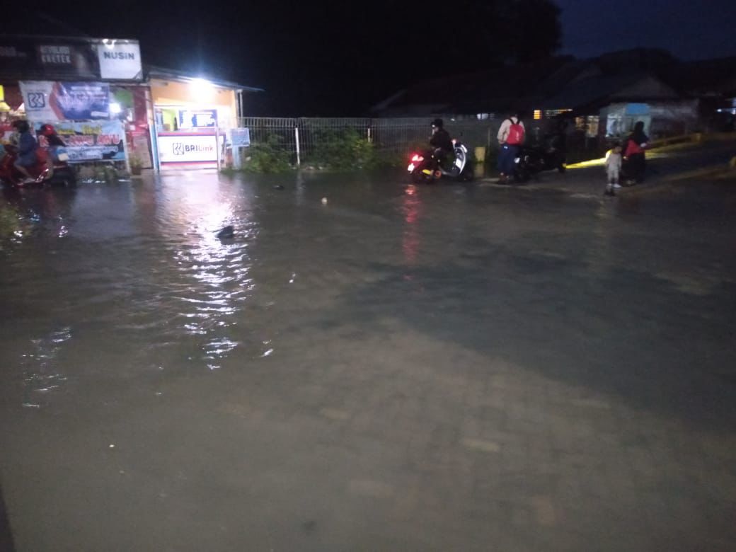 AIR PASANG: Banjir rob akibat pasang air laut menggenangi area Pelabuhan Ferry Batulicin. Genangan mulai terjadi sejak sore hingga malam hari.