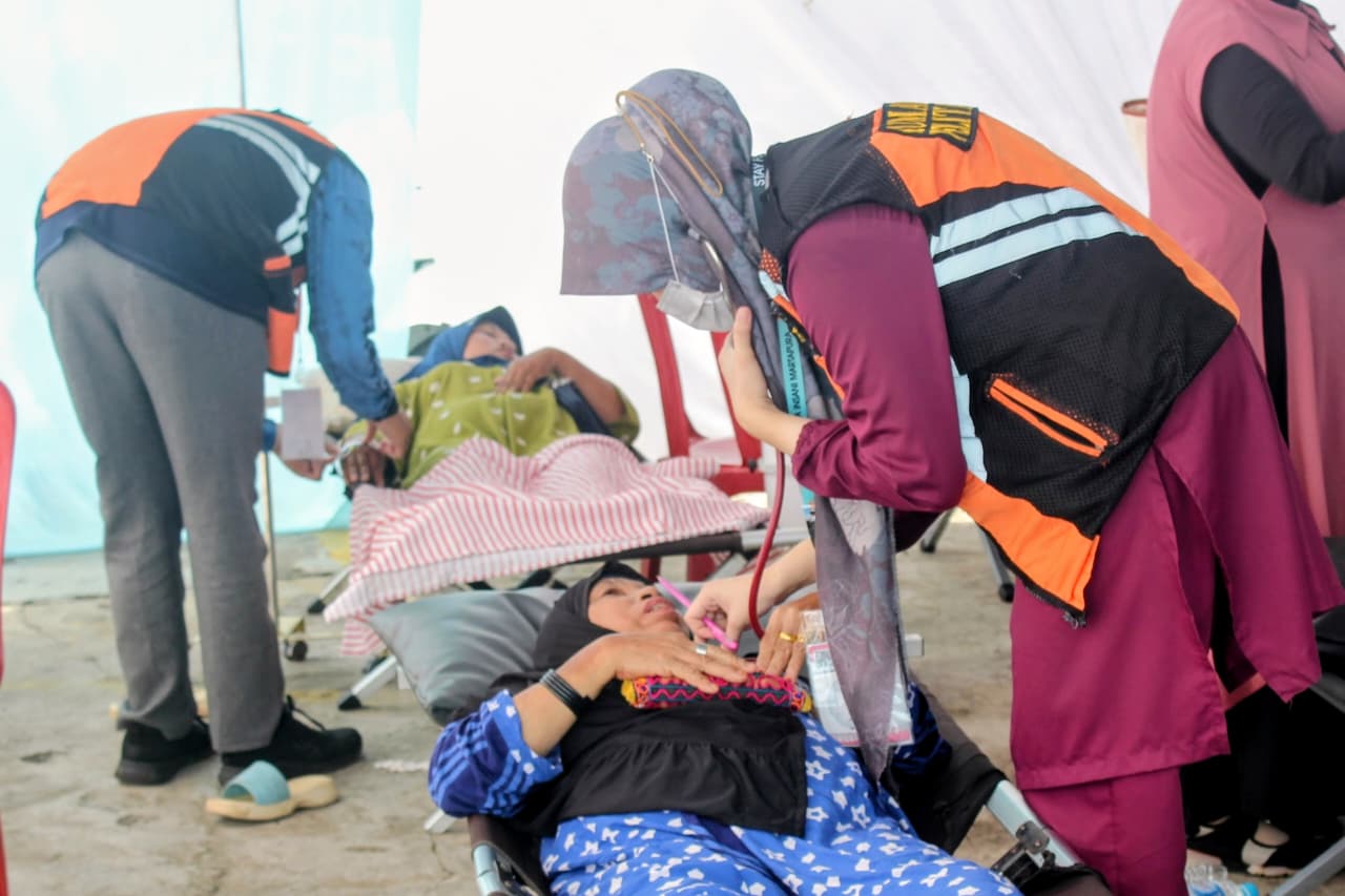CEK KONDISI : Penanganan kesehatan di salah satu Posko Kesehatan Lapangan saat momen 5 Rajab awal tahun 2025.