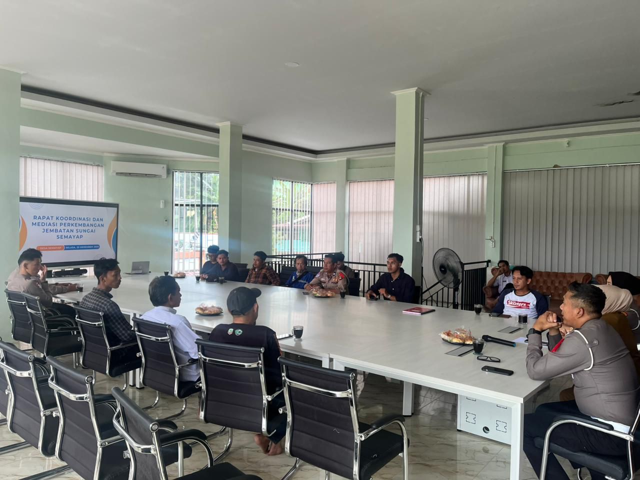 MEDIASI: Rapat mediasi polemik pembangunan Jembatan Sungai Semayap di Kecamatan Pulau Laut Utara.