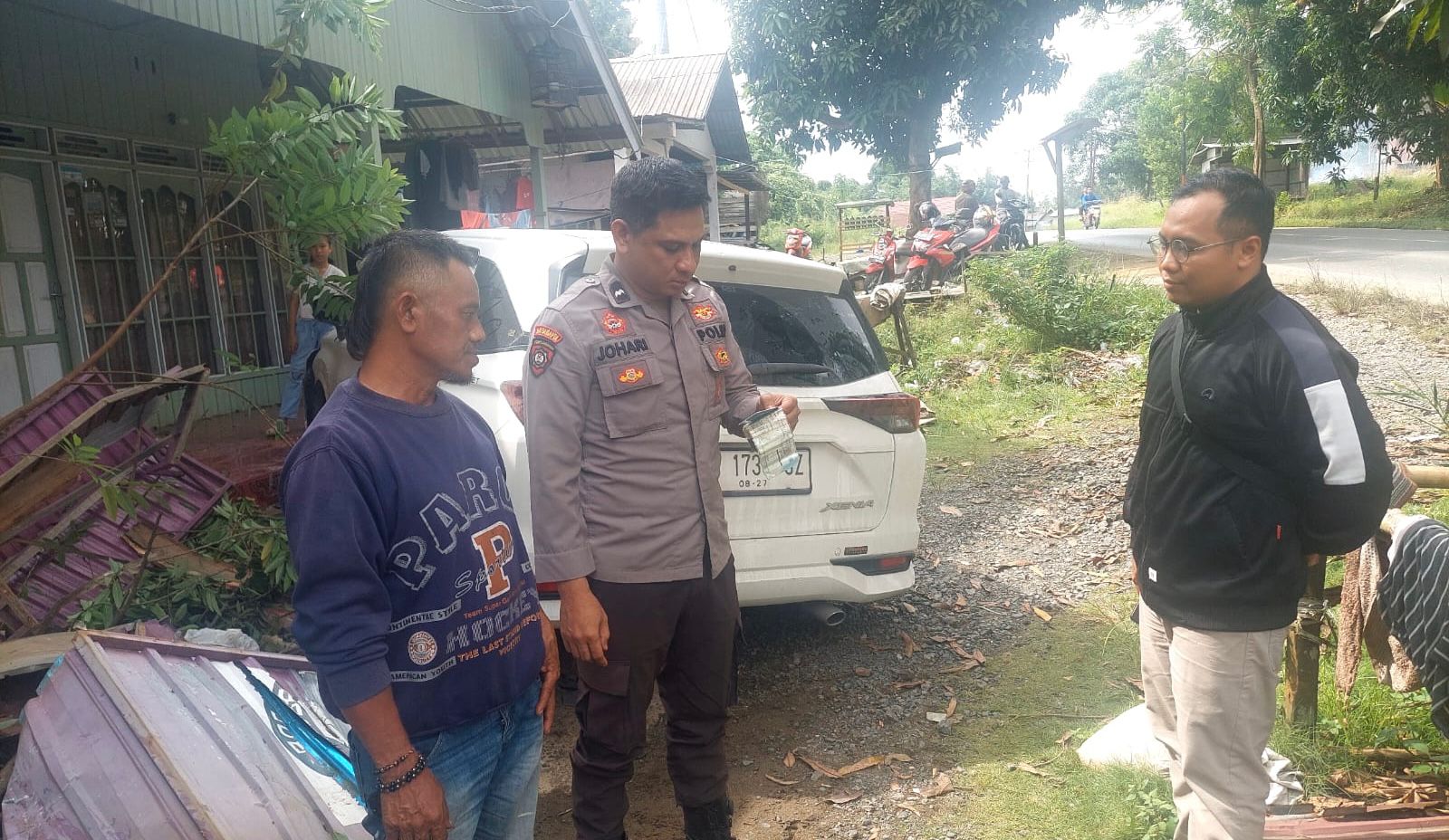 TABRAK WARUNG: Kecelakaan mobil yang menabrak warung di Desa Kersik Putih, Kecamatan Batulicin, Selasa (23/12).