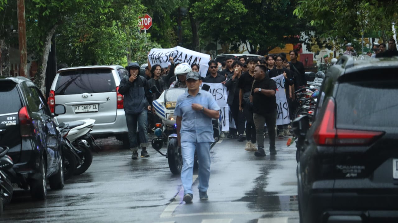 AKSI: Gabungan pemuda pemudi di Kabupaten HSU, melakukan aksi demo di depan Kantor Kejaksaan Kabupaten HSU, Selasa (23/12/2025).