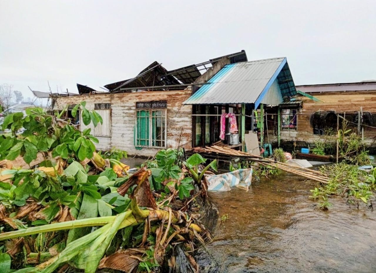 PORAK PORANDA: Kondisi rumah warga di Jalan AMD, Desa Melayu, Kecamatan Martapura Timur, Kabupaten Banjar, yang rusak akibat terjangan angin puting ribut, Selasa (23/12/2025) subuh.