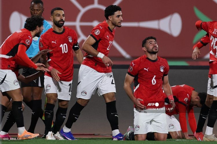SELEBRASI: Mohamed Salah (10) merayakan gol kedua timnya dalam pertandingan sepak bola Grup B Piala Afrika (CAN) 2025 antara Mesir vs Zimbabwe di Stadion Adrar, Selasa (23/12).