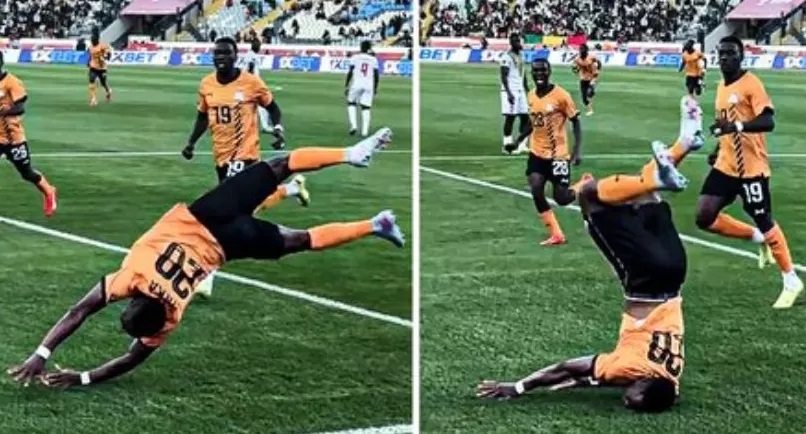 GAGAL: Pemain Zambia, Patson Daka gagal salto saat selebrasi gol lawan Mali di Piala Afrika, Senin (22/12).