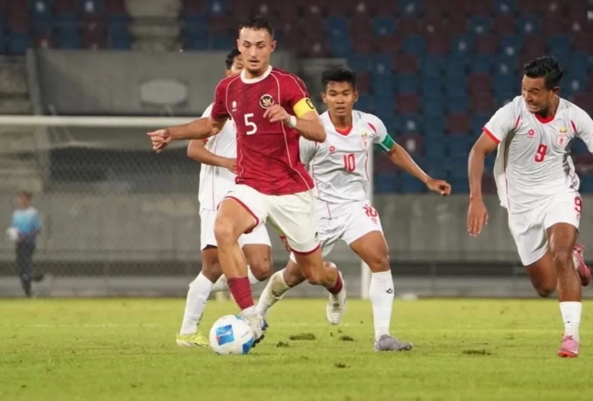 MENGHADAPI: Kapten Timnas Indonesia U-22 Ivar Jenner saat laga menghadapi Myanmar. Sepak bola jadi salah satu cabor yang gagal di SEA Games 2025.