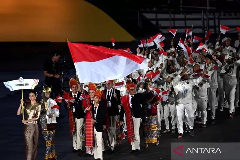 DEFILE: Atlet dan ofisial kontingen Indonesia mengikuti defile dalam pembukaan SEA Games 2025 di Stadion Rajamangala, Bangkok, Thailand, Selasa (9/12).