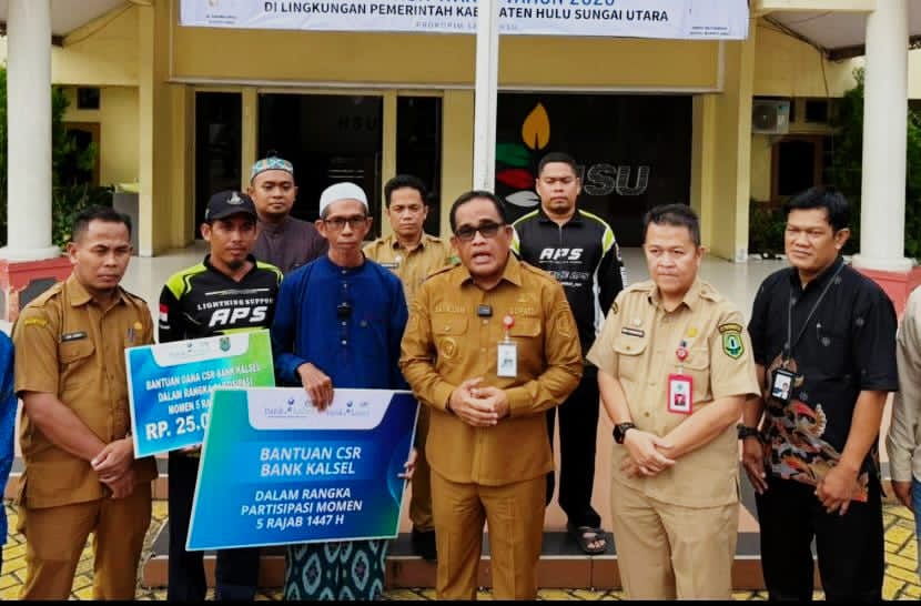 DUKUNGAN:Bupati HSU, H Sahrujani menerima bantuan CSR dari Bank Kalsel dalam mendukung kelancaran kegiatan momen lima Rajab tahun 2025.