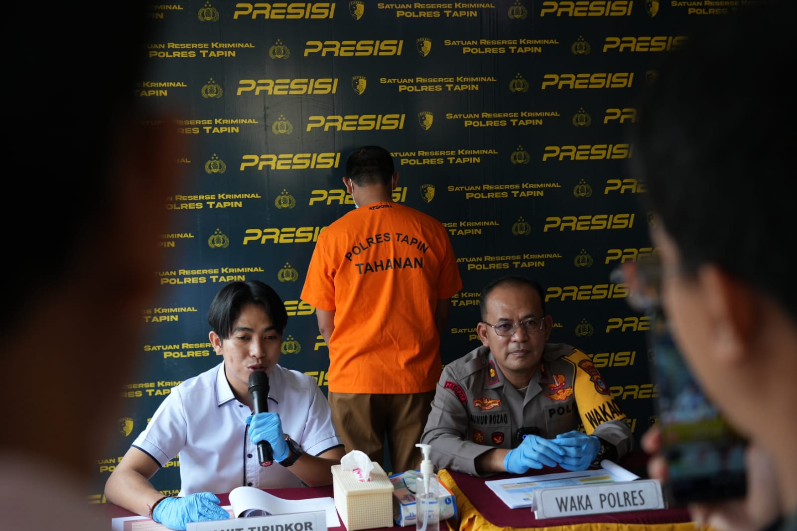 BERI PENJELASAN: Waka Polres Tapin Kompol Aunur Rozaq bersama dengan jajaran saat memberikan penjelasan terkait kasus korupsi dana desa.