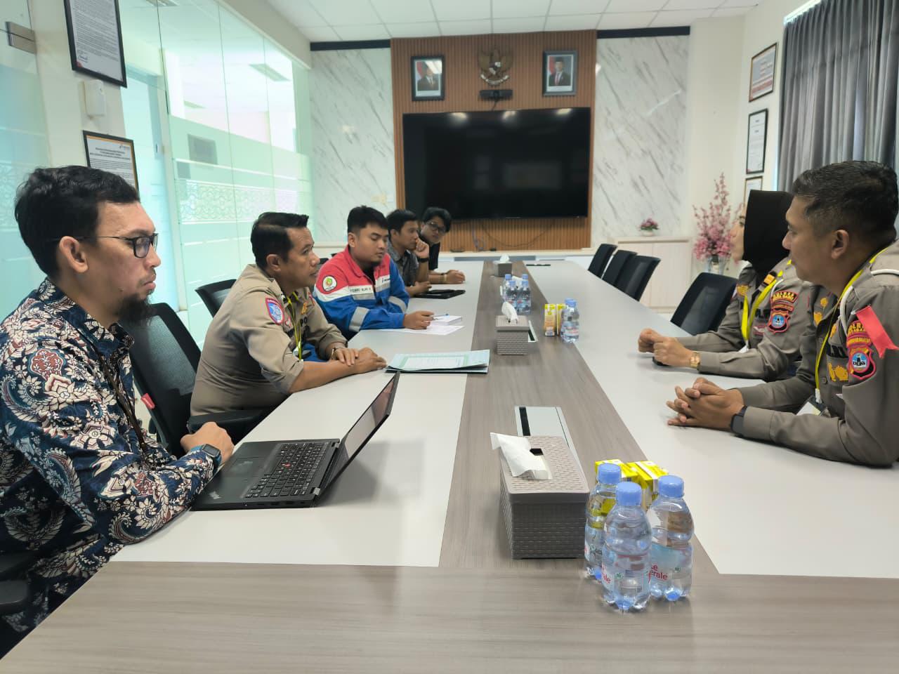 Satlantas Polres Kotabaru saat mendatangi dan berdiskusi dengan pihak Pertamina. Foto: Satlantas Polres Kotabaru.