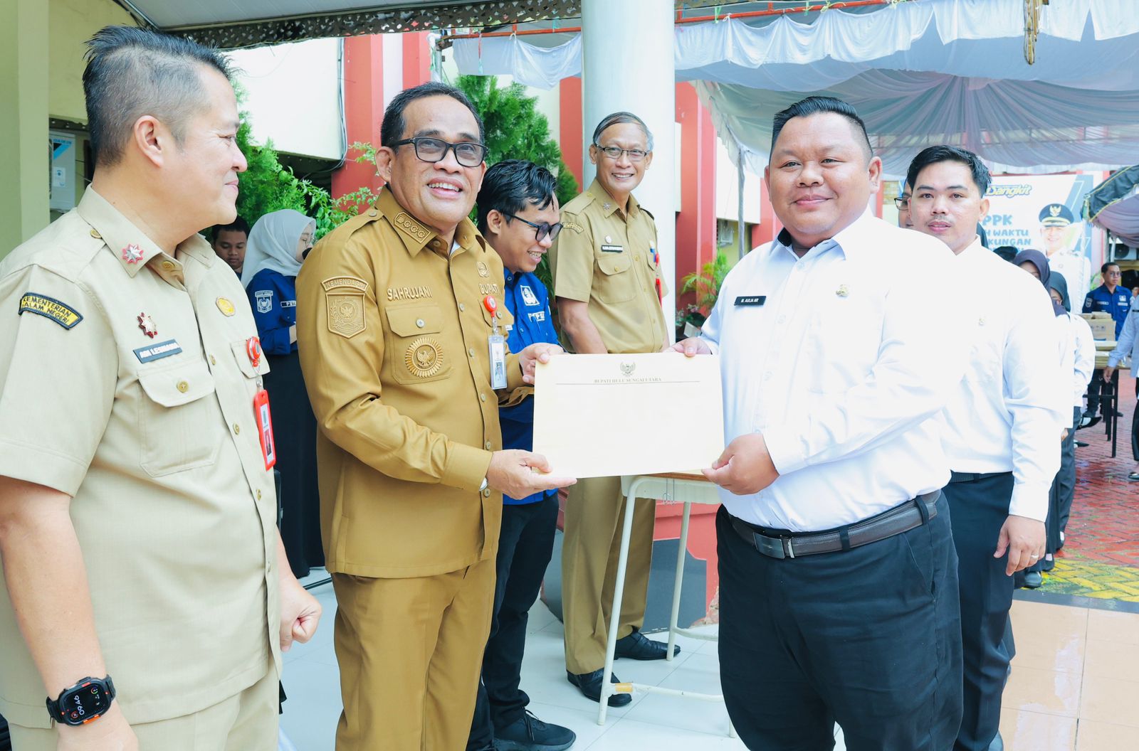 MOMEN:Bupati HSU, H Sahrujani menyerahkan SK PPPK Paruh Waktu di halaman Kantor Bupati HSU. Ada 742 PPPK menerima SK.