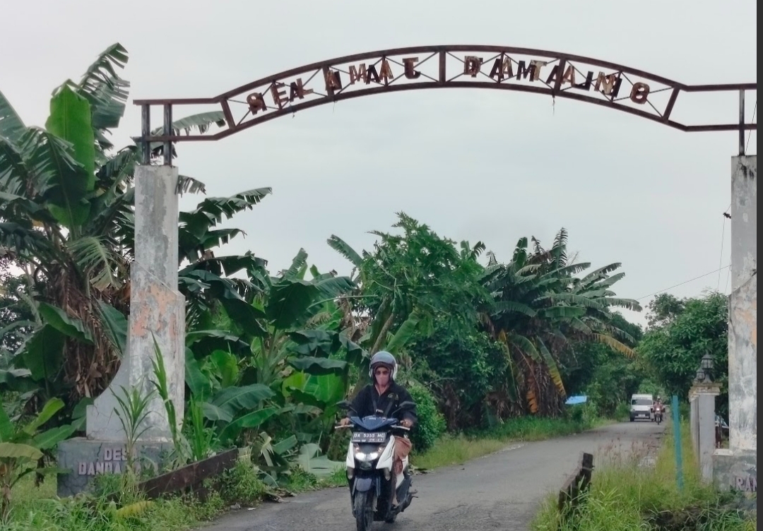 GERBANG DESA: Desa Danda Jaya, di Kabupaten Barito Kuala. Letaknya tak jauh dari jalan utama menuju Marabahan