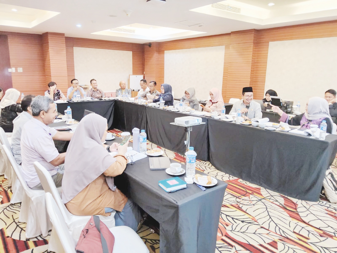INTENS : Suasana rapat pembahasan raperda tentang penyelenggaraan kesehatan oleh Pansus VIII DPRD Tala