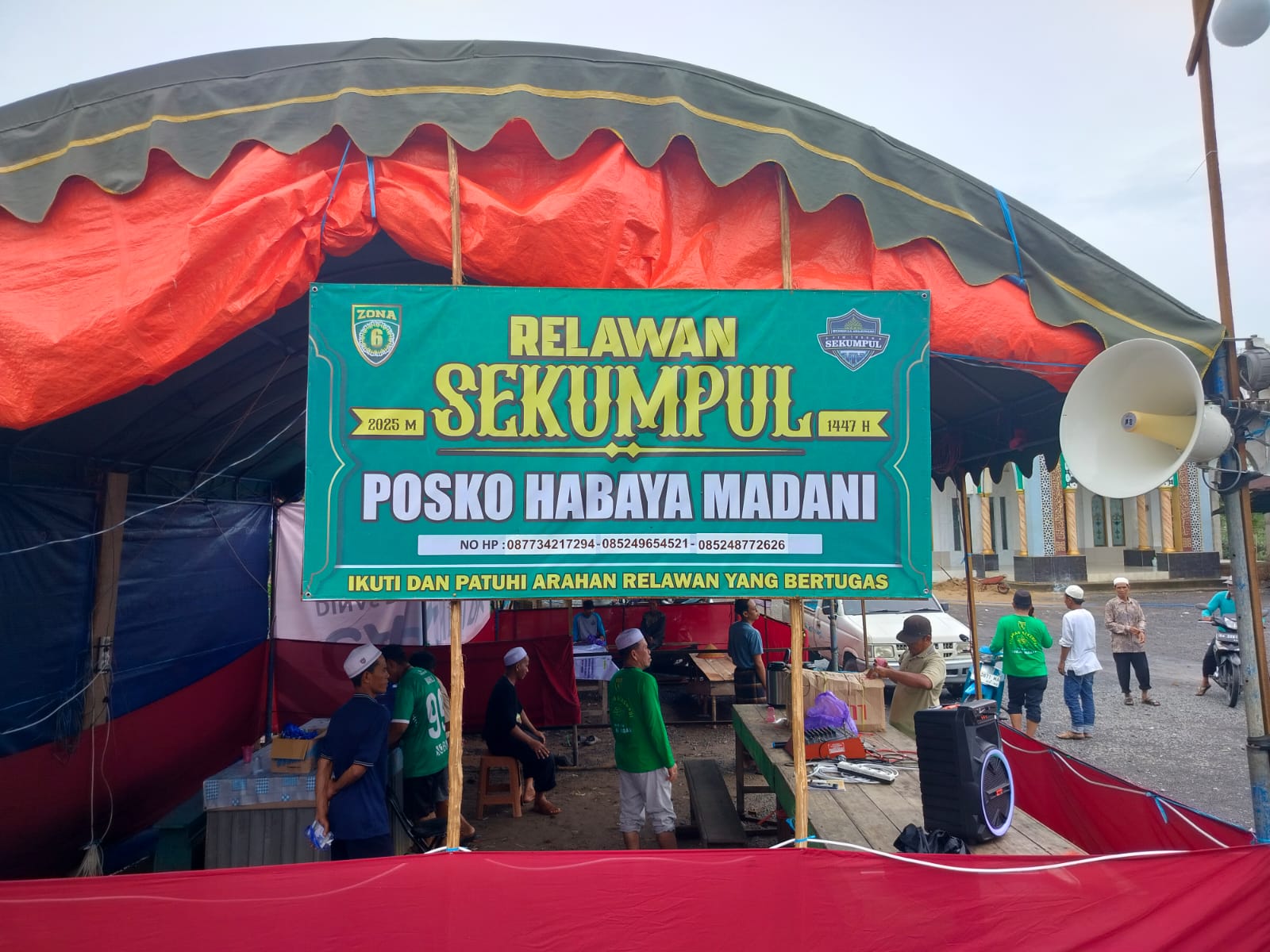 POSKO: Di halaman Masjid Asmaul Husna ini relawan mendirikan tenda untuk dijadikan rest area.