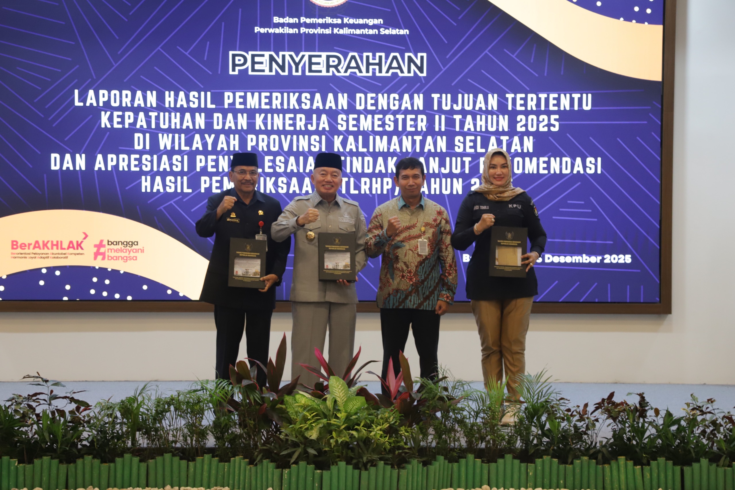 PENYERAHAN LHP: Kepala BPK Perwakilan Provinsi Kalimantan Selatan saat menyerahkan LHP kepada Gubrrnur Kalsel, Ketua DPRD Kalsel, KPU Kalsel dan sejumlah kepala daerah.