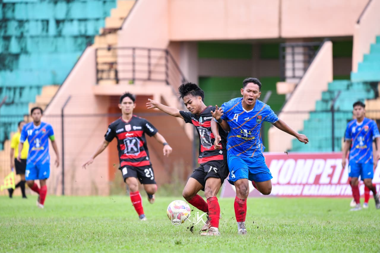 IMBANG: Laga antara Barabai FC (biru) dan Perseka Kandangan berakhir imbang.