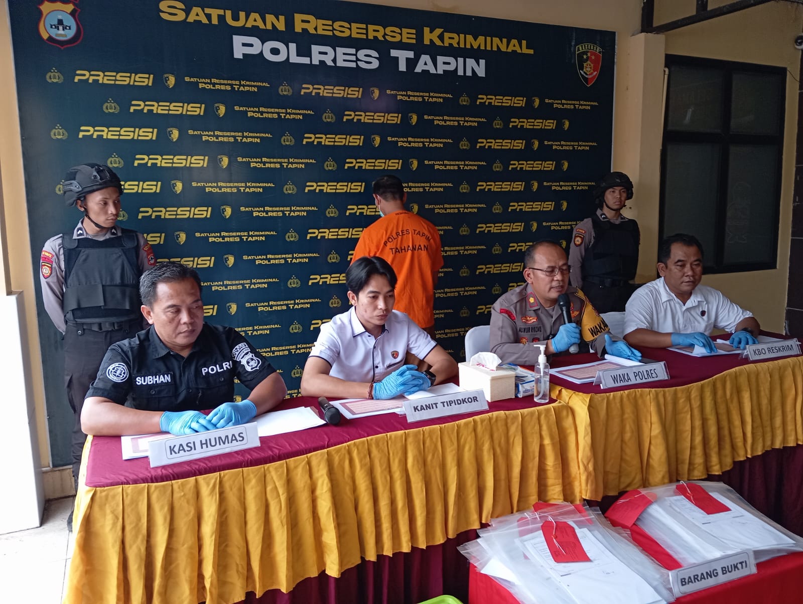 KONFERENSI PERS: Waka Polres Tapin Kompol Aunur Rozaq memimpin konferensi pers di lobby Sat Reskrim Polres Tapin.