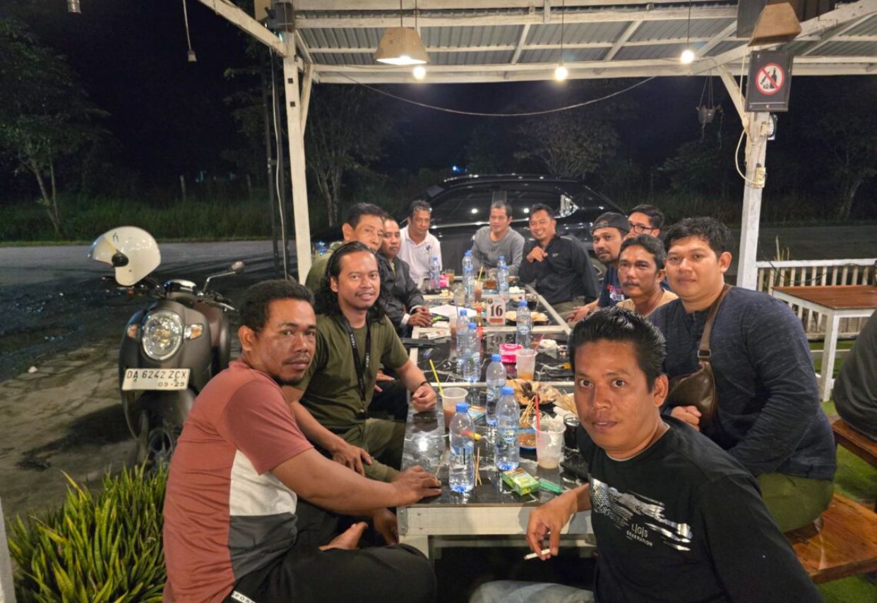BUKA BENGKEL: Shootker Club Tanah Bumbu menggelar pertemuan untuk membahas persiapan layanan bengkel gratis bagi jemaah Haul Guru Sekumpul di jalur alternatif Batulicin&ndash;Banjarbaru.