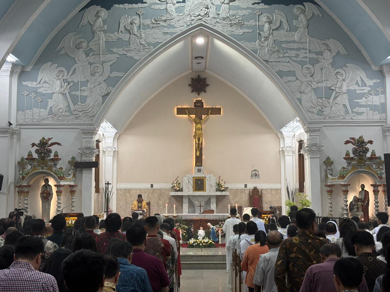 MISA SORE: Prosesi misa sore menjelang malam Natal di Gereja Katedral Keluarga Kudus, Jalan Lambung Mangkurat Banjarmasin. Rabu (24/12/2025) sore.