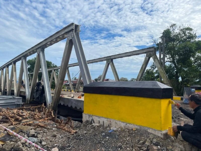 BISA DILEWATI : Jembatan Sungai Batang Banyu 1 sudah bisa dilewati oleh kendaraan roda dua dan empat.