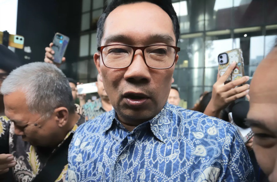 RK: Mantan Gubernur Jawa Barat Ridwan Kamil usai menjalani pemeriksaan di Gedung KPK, Jakarta, Selasa (2/12/2025).