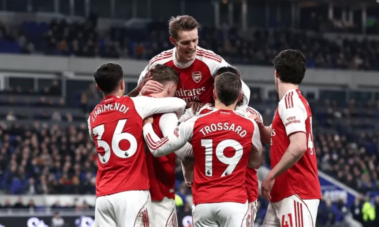 PEMUNCAK: Skuad tim Arsenal saat merayakan gol. Menyambut Hari Natal, The Gunners jadi pemuncak klasemen Liga Inggris.