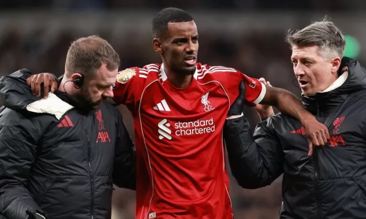 CEDERA: Pemain Liverpool, Alexander Isak saat mengalami cedera. Kini dia sudah menjalani operasi.