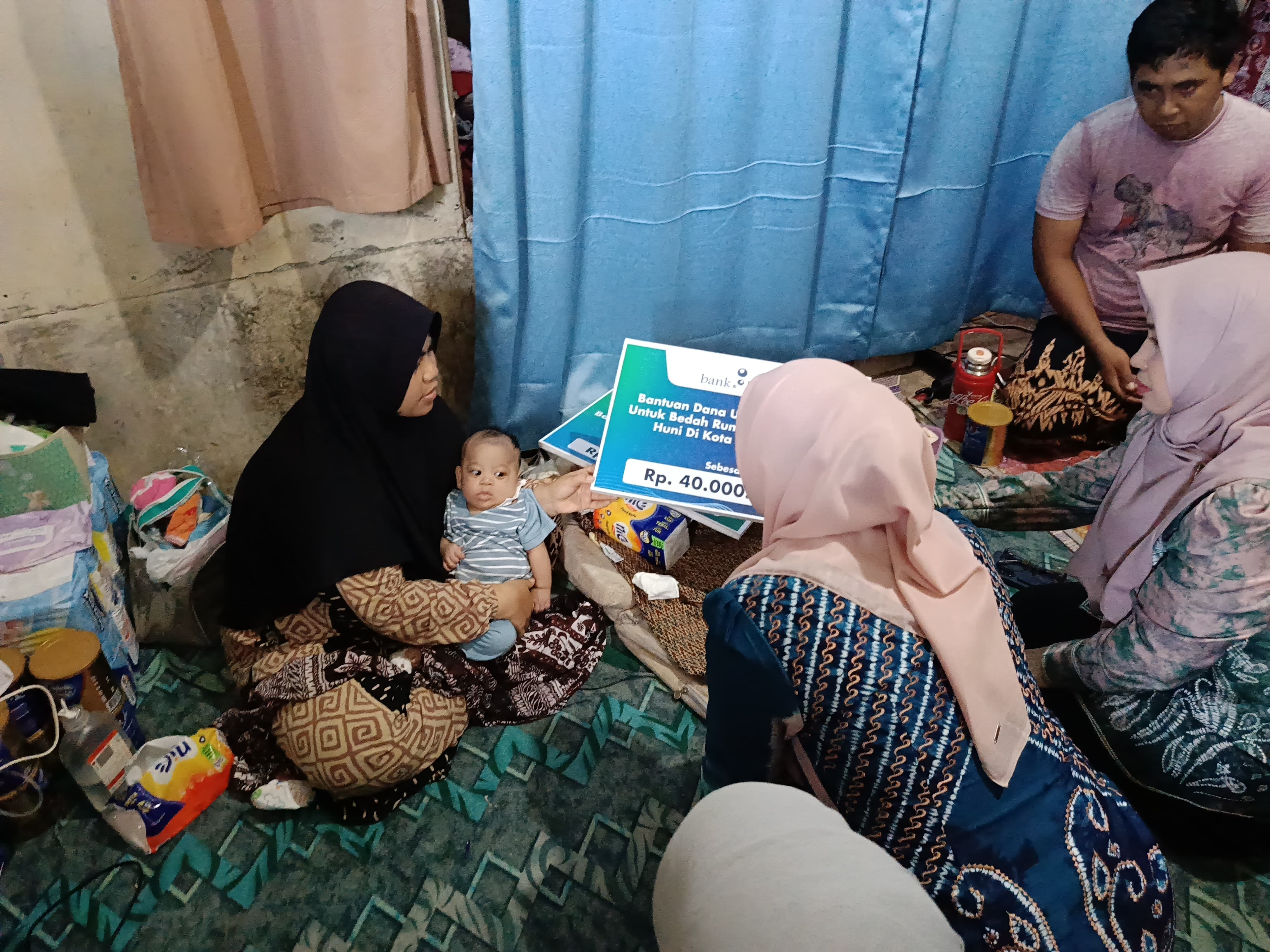 BANTUAN: Keluarga Riduan saat menerima bantuan dari Pemko Banjarbaru.
