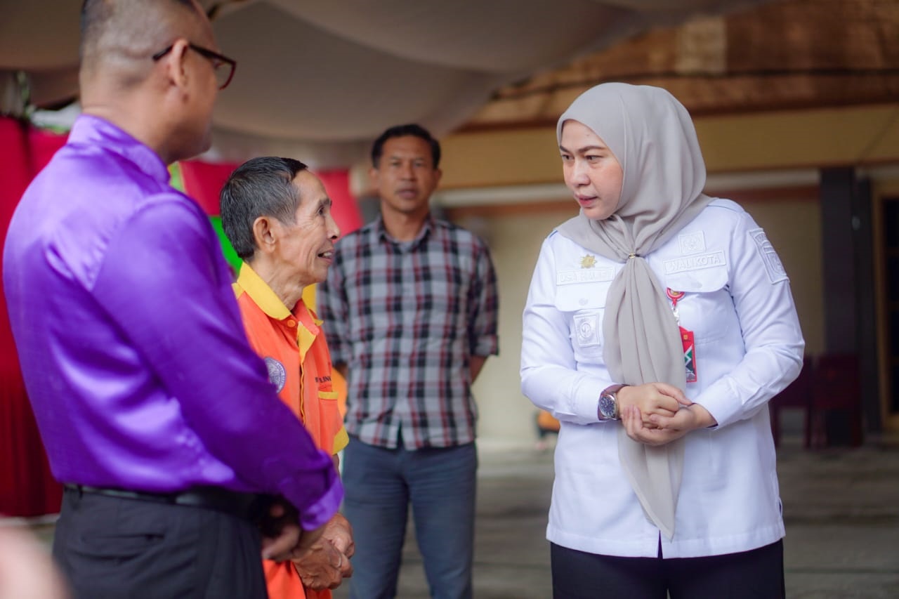 MENINJAU: Wali Kota Banjarbaru Erna Lisa Halaby saat meninjau langsung gereja untuk memastikan keamanan perayaan Natal 2025.