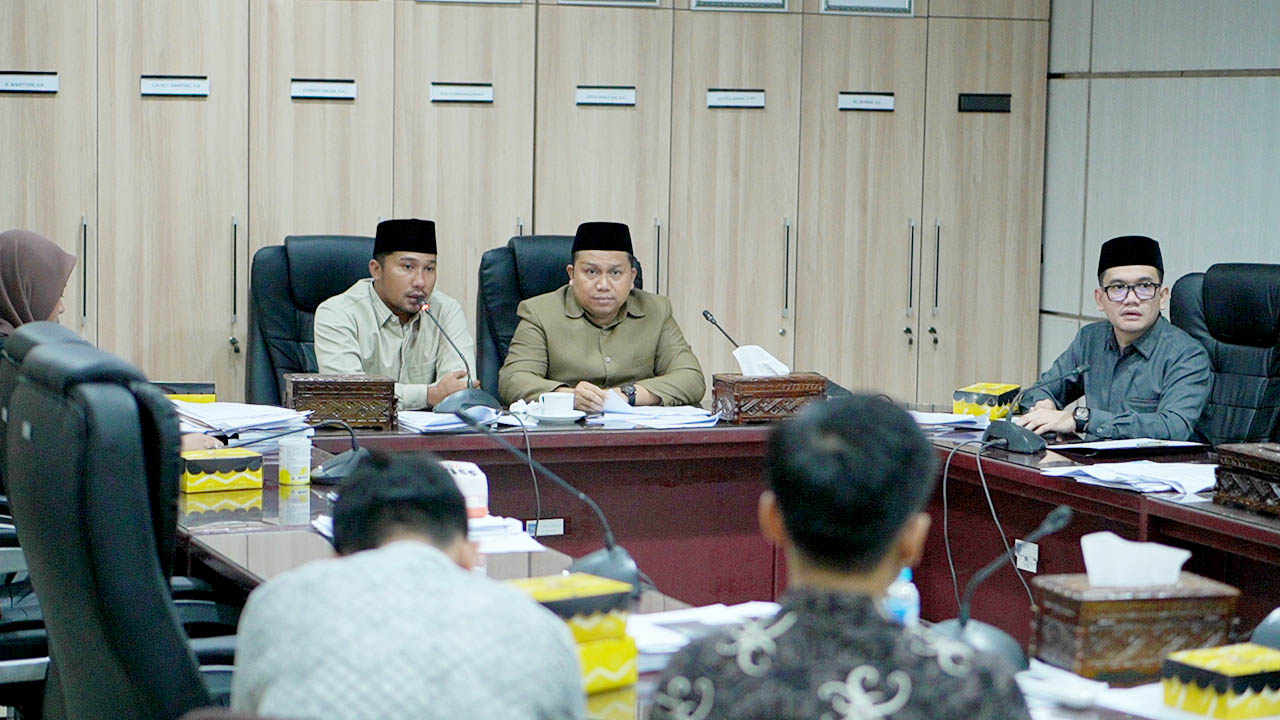 KOMISI II: Pimpinan dan anggota Komisi II DPRD Kabupaten Banjar rapat bersama Perumda terkait pengelolaan dan peningkatan pendapatan daerah.