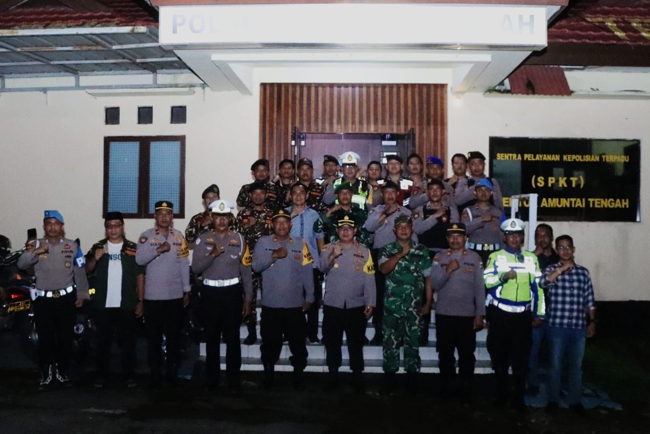 TOLERANSI: Ibadah Malam Natal di Kota Amuntai, Kabupaten HSU, dengan pengamanan lintas instansi dan elemen organisasi masyarakat. (Foto: Istimewa/Radar Banjarmasin)