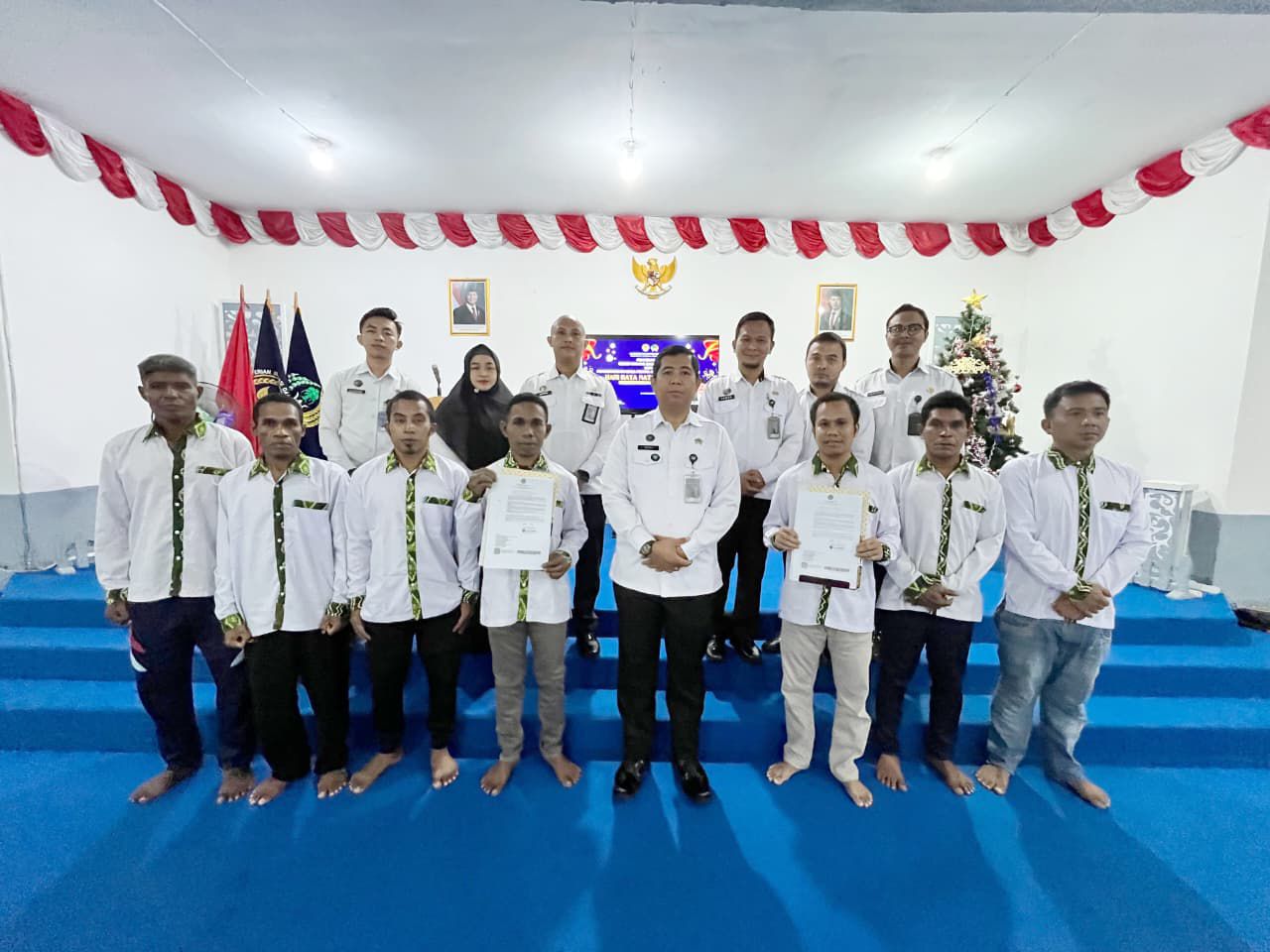 DISERAHKAN: Tujuh orang warga binaan menerima remisi di hari Natal 2025. Foto: Lapas Kotabaru untuk Radar Banjarmasin.