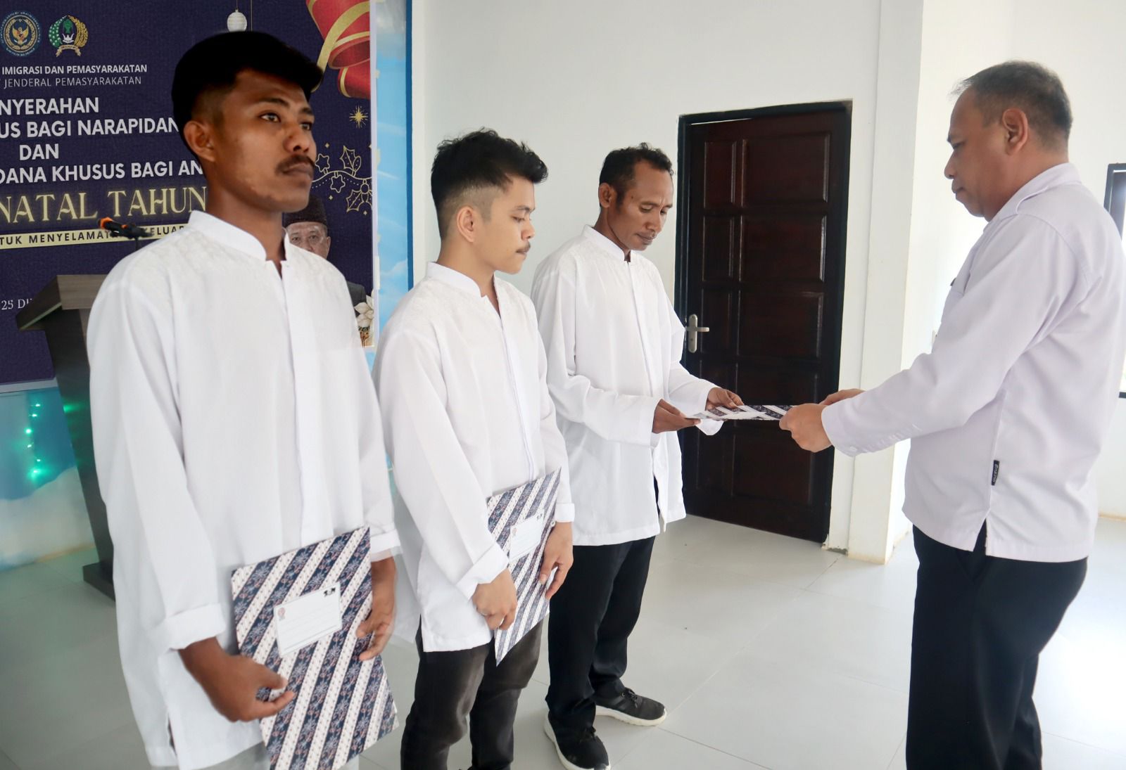 REMISI: Tiga warga binaan Lapas Kelas III Batulicin menerima Surat Keputusan (SK) Remisi Khusus Natal 2025 di Gereja Lapas Batulicin, Kamis (25/12). (Foto: Lapas Batulicin untuk Radar Banjarmasin)
