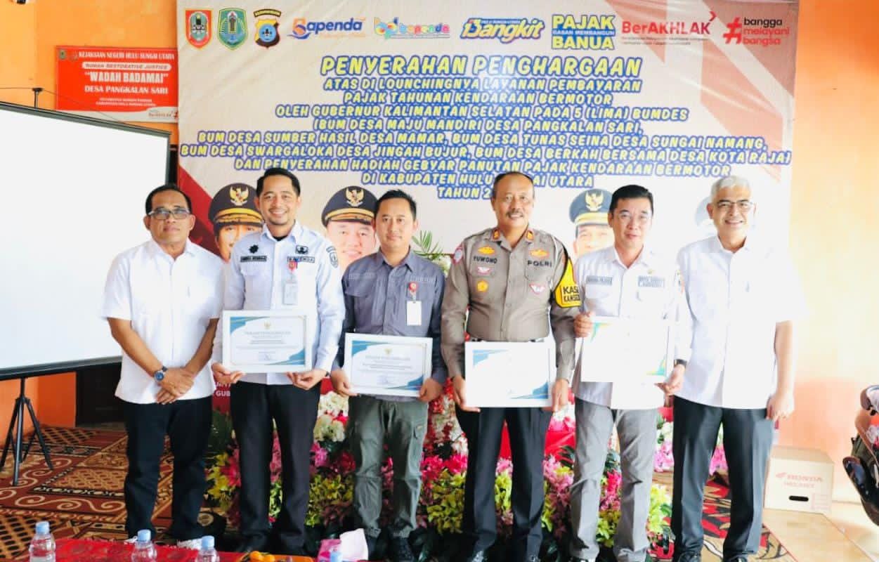 MOMEN:Bupati dan Wakil Bupati, H Sahrujani dan Hero Setiawan foto bersama dengan instansi dan SKPD penerima penghargaan yang berperan aktif mendukung kemudahan membayar PKB.