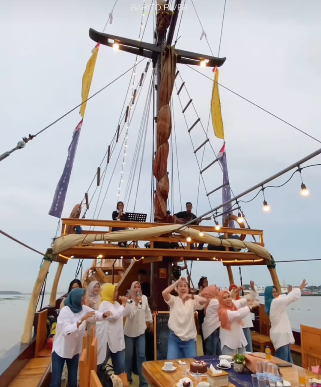 WISATA:Suasana di atas kapal Pinisi dengan pemandangan sungai Martapura.