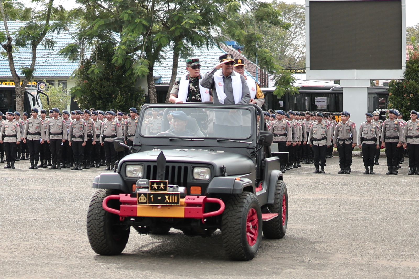 CEK PASUKAN:Ketua DPRD Provinsi Kalimantan Selatan, Supian HK memimpin Apel Gelar Pasukan jelang pengajian 5 Rajab, di Lapangan Murjani, Banjarbaru, Kamis (25/12/2025) sore.