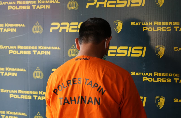 Sya&rsquo;danu (41), tersangka kasus korupsi APBDes Pualam Sari resmi ditahan Kejari Tapin.