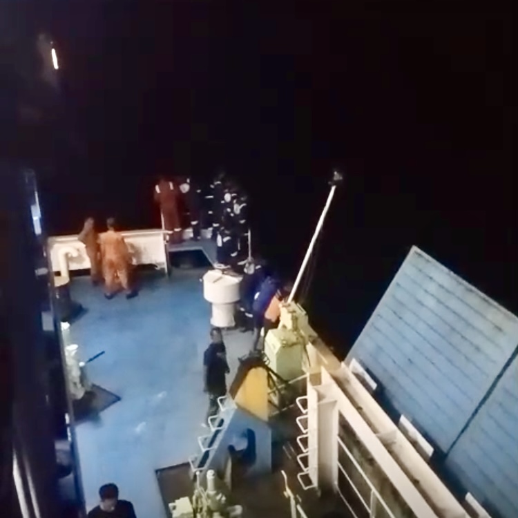 Tangkapan layar dari suasana di atas kapal KM Dharma Rucitra I.