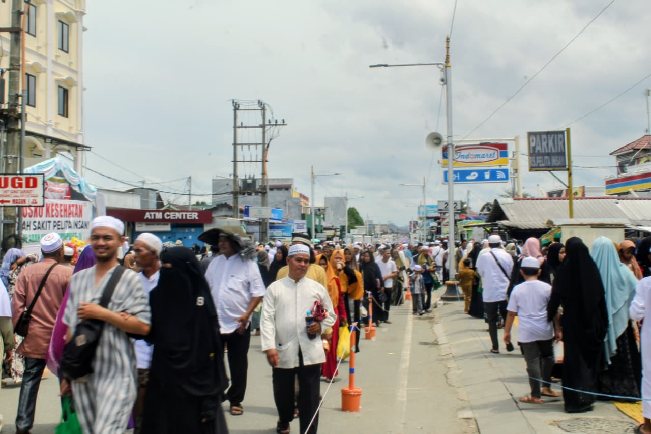 MEMBLUDAK: Kawasan Sekumpul, Martapura dipadati jemaah saat peringatan 5 Rajab awal Januari 2025 lalu.