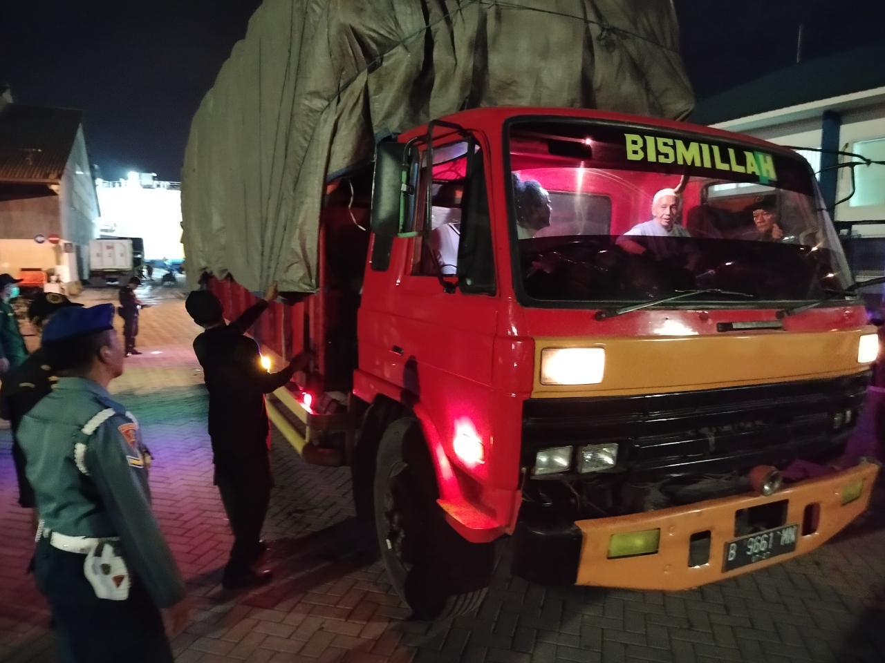 DIPERIKSA: Petugas gabungan satu per satu memeriksa truk muatan yang baru turun dari kapal.
