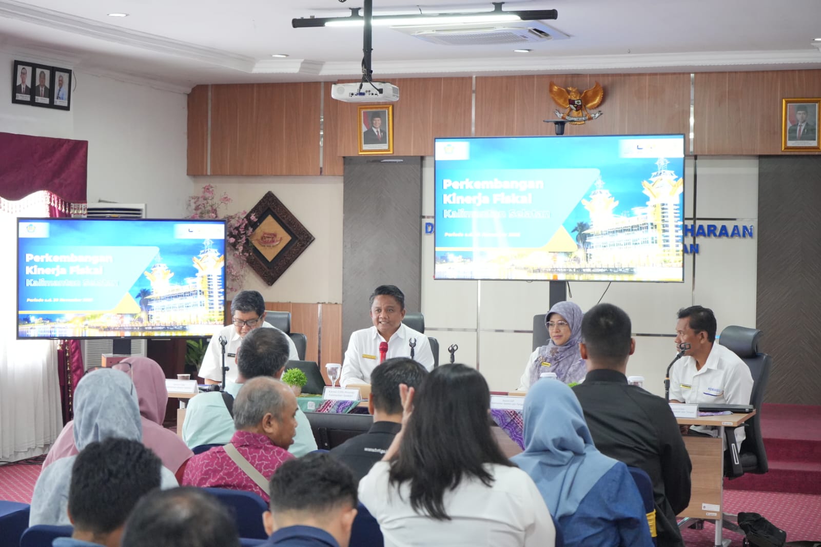 KINERJA POSITIF:Kepala Kanwil DJPb Kalsel, Catur Arianto Widodo memaparkan kondisi perekonomian dan performa fiskal Kalsel di Banjarmasin, belum lama tadi.