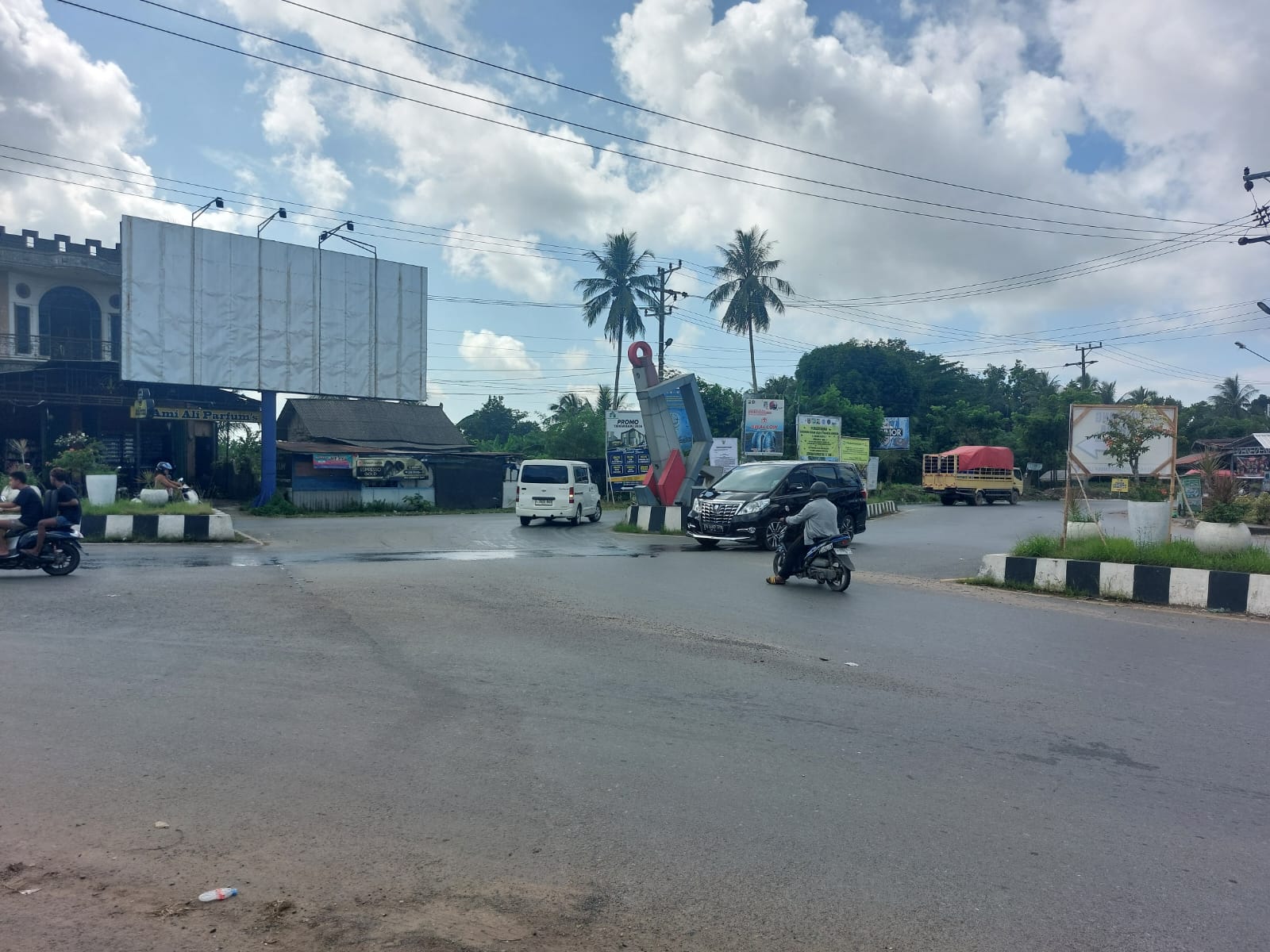 LANCAR: Kendaraan yang melintas di Bundaran Simpang 3 Nusa Indah yang menjadi pelintasan jemaah ke acara Momen 5 Rajab, Jumat (26/12).