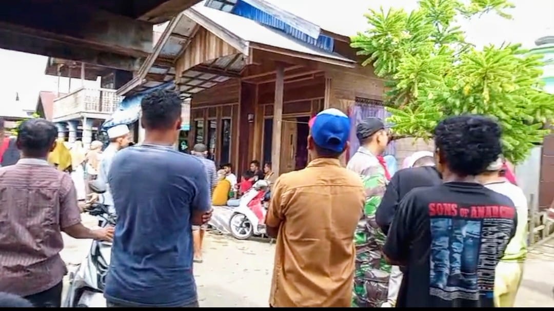 RUMAH DUKA: Suasana rumah duka balita yang meninggal dunia karena tenggelam.