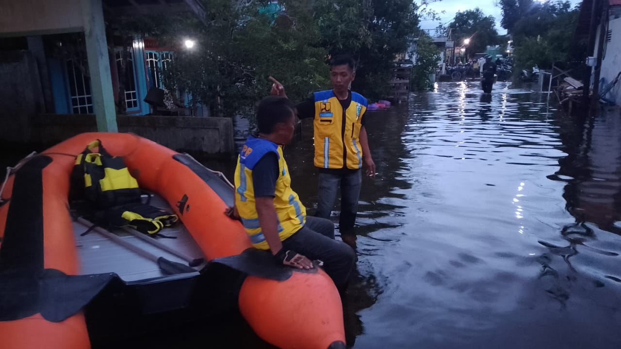 STAND BY: Petugas BWS Kalimantan III Banjarmasin bersiaga di salah satu area terdampak banjir dengan perahu karet untuk keperluan evakuasi.