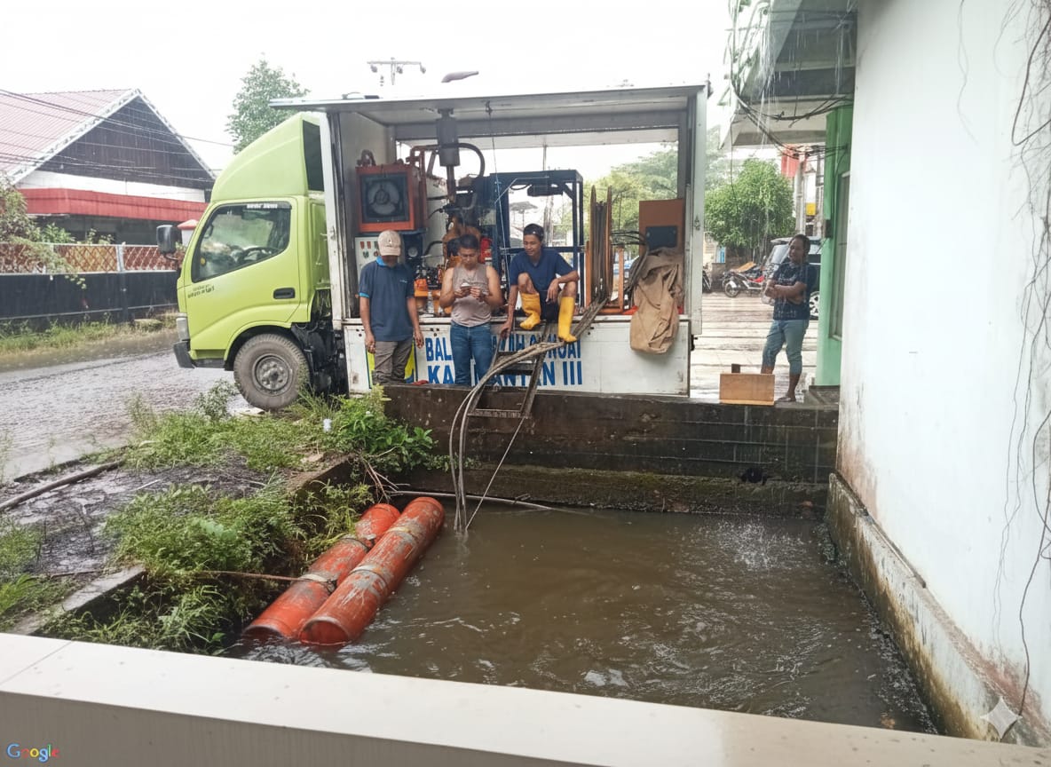 PERALATAN LENGKAP: Petugas BWS Kalimantan III Banjarmasin menyedot air sungai yang mula meluap menggunakan mobil pompa.