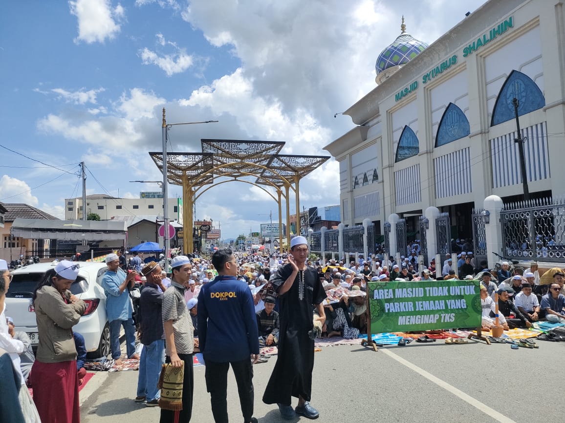 MELUBER: Ribuan jemaah memadati kawasan Masjid Syiarus Shalihin atau Masjid Pancasila hingga meluber ke Jalan A Yani Km 38, Martapura, Jumat (26/12/2025) siang. FADLAN