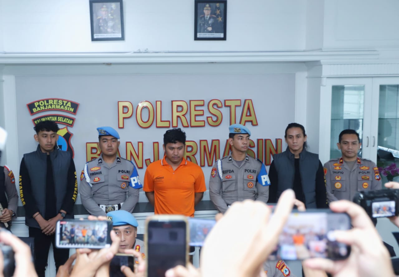 TERSANGKA: Muhamma Seili dihadirkan saat rilis kasus dikawal penjagaan ketat petugas.