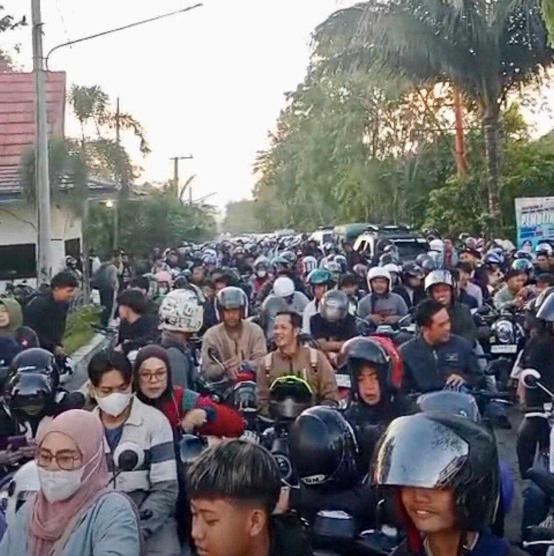 PENUH: Penyebrangan Ferry Batulicin dipenuhi pengendara yang ingin menyebrang, rata rata ingin ke Momen 5 Rajab Sekumpul Martapura.